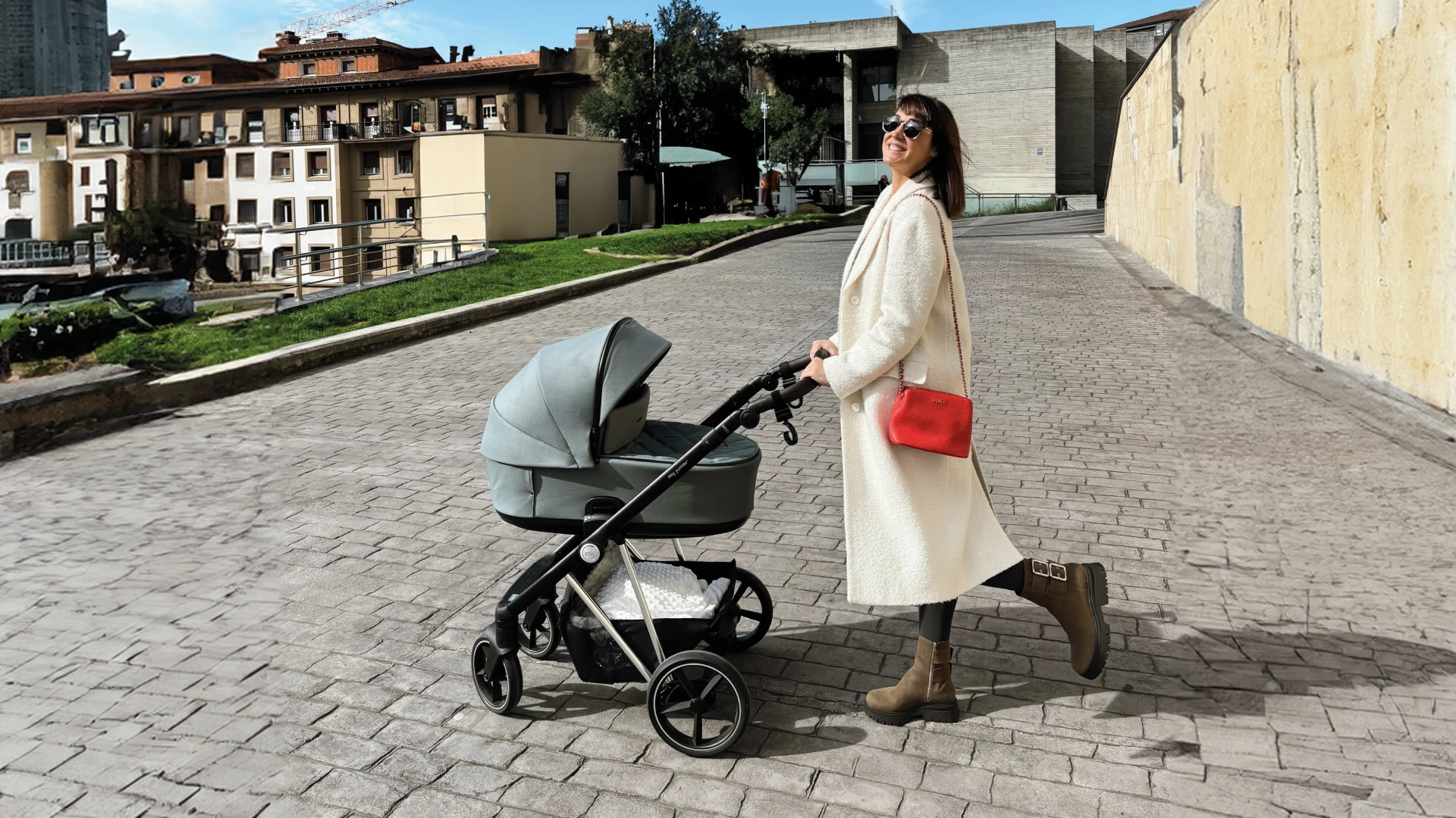 my junior Kinderwagen draußen im Leben