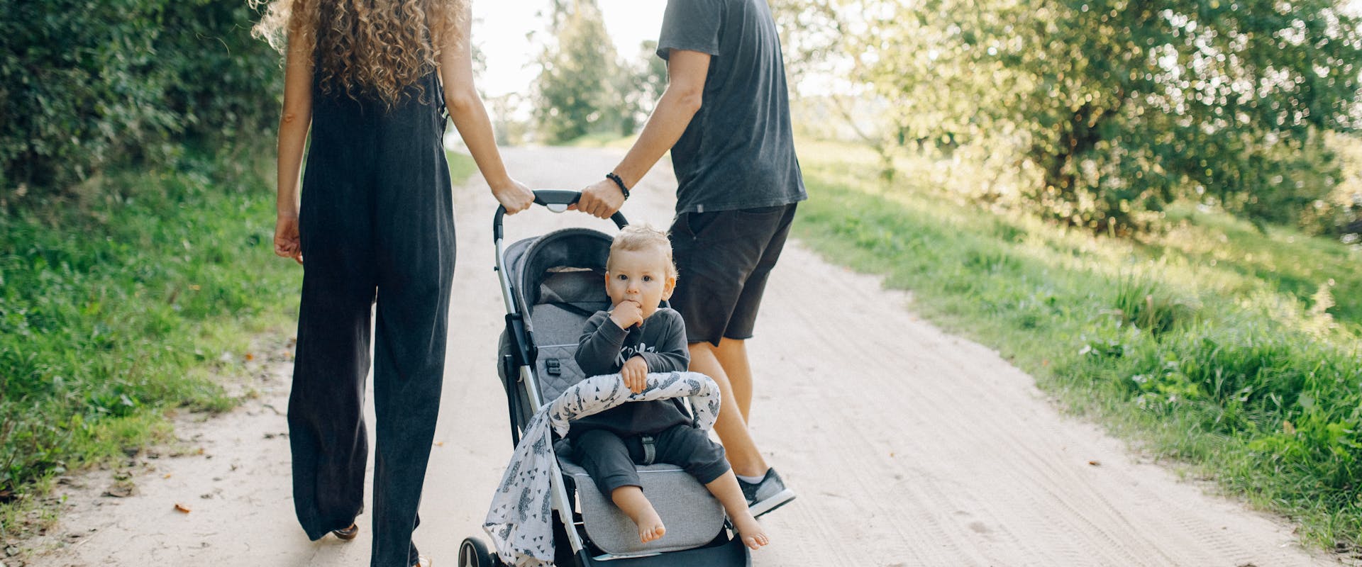 Familie mit Kinderwagen im Park