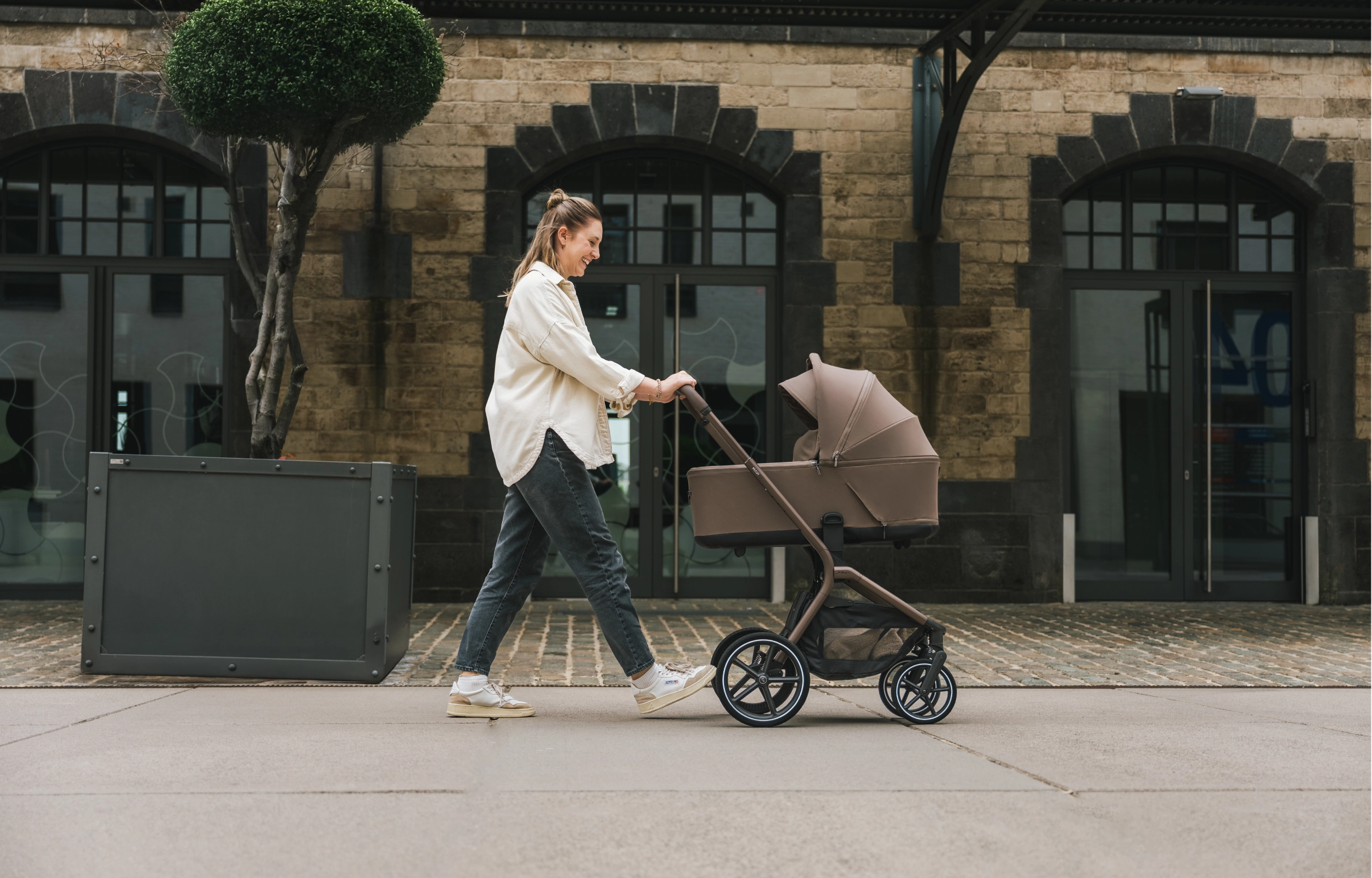 MAVI Kinderwagen Detailansicht mit Babywanne